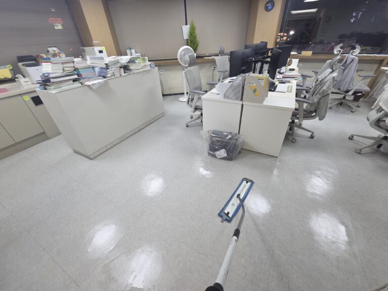 업무공간 청소 관리 이미지
